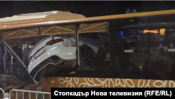 Снимка на колата, която се вряза в автобуса от нощния градски транспорт.