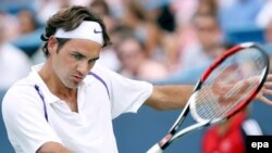 شکست راجر فدرر سويسی و قهرمان سال گذشته اين جام، در نخستين مسابقه گروهش در مقابل بازيکن شيليايی موجب شگفتی بسياری شد.