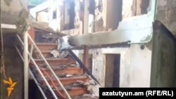 Сгоревшие в результате обстрела со стороны ВС Азербайджана дома в одном из приграничных сел Тавушской области Армении (архив)