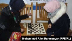 Жанчыны гуляюць у шахматы ў Аўганістане. 2020. Ілюстрацыйнае фота
