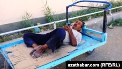 Günüň belli bir sagadynda özüne dynç berýän arabaçynyň arabasynda dynç alýan pursaty