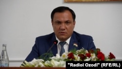 Олимбек Юлдошзода, раиси ноҳияи Ҷаббор Расулов.