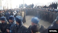 Қирғизистонлик ҳуқуқ фаоллари ва айрим сиёсатшунослар таъкидича, мамлакатда фуқароларнинг фундаментал ҳуқуқлари бузилишининг кўпайиб бораётганини Қирғизистон ҳукуматининг Ўзбекистон каби авторитар тузум қуришга ҳаракати сифатида баҳолаш мумкин.