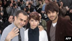 بهمن قبادی به همراه دو موسیقی‌دان فیلم «گربه‌های ایرانی» 