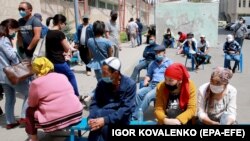 Очередь в дневной стационар в Бишкеке. Июль 2020 года. 