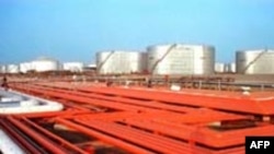 تصویری از پالایشگاه بندرعباس که به گفته محمود احمدی‌نژاد تا دو سال دیگر به بهره‌برداری کامل می‌رسد.