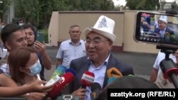 Аскар Акаев отвечает на вопросы журналистов перед зданием ГКНБ, 2 августа 2021 г.