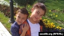 9-летняя Мадинабону Рустамова с младшим братом Самиром.