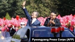 Оңтүстік Корея президенті Мун Чжэ Ин (сол жақта) мен Солтүстік Корея президенті Ким Чен Ын. Пхеньян, 18 қыркүйек, 2018 жыл.  