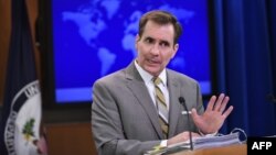 جان کربی، سخنگوی وزارت خارجه آمریکا در توییتر نوشته که «ارتباط میان پول پرداخت شده به ایران با آزادی زندانیان، کاملا غلط است».