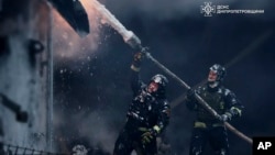 Пожежники ліквідують наслідки російського удару на Дніпропетровщині, грудень 2024 року