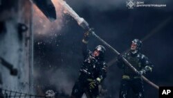 Рятувальники ліквідують наслідки російського удару на Дніпропетровщині, архівне фото