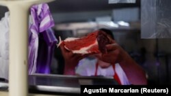 Аргентина бөтен дөньяга танго, футбол һәм тәмле ите белән танылган. 2022 елда бу илдә еллык инфляция 95% тәшкил иткән — бәяләр бер елда икеләтә арткан дигән сүз