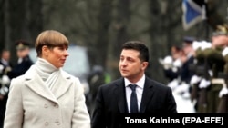 Президентка Естонії Керсті Кальюлайд вітає українського колегу Володимира Зеленського (п), Таллінн, 26 листопада 2019 року