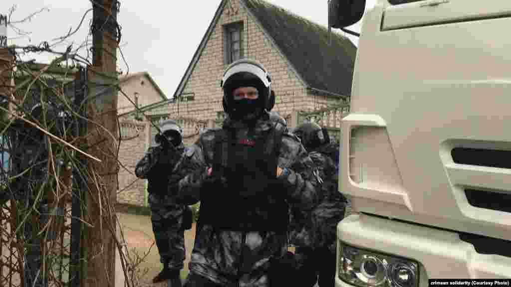 Rusiye İç işler nazirligi, FSB ve Rusiye gvardiyasınıñ hadimleri &laquo;Qırım birdemliginiñ&raquo; faalleri, cemaat faalleri, vatandaş jurnalistleri ve blogerler yaşağan 25 evni tintti 