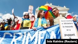 Протестувальники зібралися напередодні зустрічі Дональда Трампа і Володимира Путіна у Гельсінкі