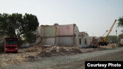 Ўзбекистонликлар бузилган уйлари учун ўта кам миқдорда товон пули берилаётгани, шунда ҳам кўп ҳолатларда товон пулини ололмаётганидан шикоят қилиб келишади.