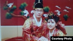 Самарқандлик Юлдузхон ўз турмуш ўртоғи билан корейс миллий либосида.