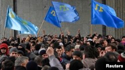 Кырым парламенты бинасы каршына җыелган кырымтатарлар, 26 февраль 2014