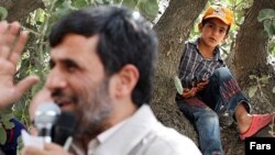 دولت مهد كودكى همه‌ى منابع كشور را در اختيار مى گيرد و بعد با منت گذارى و صدقه پراكنى بخش كوچكى از آنها را هر طور كه بخواهد با تحميل حقارت به مردم باز مى گرداند. 