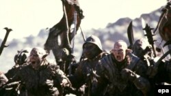 پيتر جکسون قبل تر و تا زمانی که وضعيت سود مادی سه گانه «ارباب حلقه ها» روشن نشده بود، علاقه ای نداشت تا با «نيو لاين» بر سر پروژه جديدی وارد مذاکره شود. این شرکت سینمایی هم تصميم گرفت «هوبيت» را بدون او بسازد.