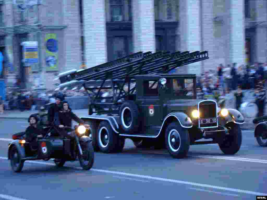 Символ військової могутності СРСР - реактивна система залпового вогню БМ-13 "Катюша".