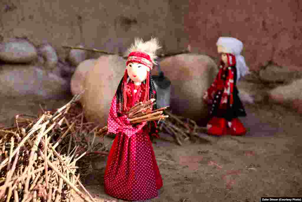 Куурчактар сапаттуу кездеме, тери жана жүндөн жасалган.