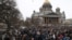 Люди выступают против передачи Исаакиевского собора Русской православной церкви. Санкт-Петербург, 12 февраля 2017 года.