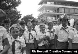 Саманта Сміт (посередині праворуч, тримає сумку) в оточенні юних піонерів в «Артеку» влітку 1983 року