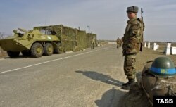Российские военные охраняют контрольно-пропускной пункт в Приднестровье, январь 2012 года