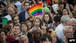 مردم به یاد قربانیان در نیویورک تجمع کرده‌اند