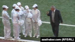 Aşgabatda köpçülikleýin çärelere gatnaşýan stundetler we guramaçy. Arhiwden alnan illýustrasiýa suraty