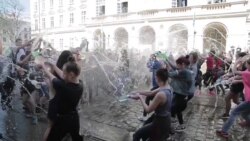Веселий «обливаний понеділок» у Львові (відео)