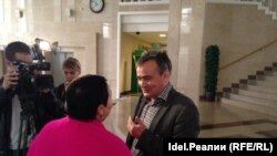 Раушания Билгилдиева һәм Ирек Мортазин мәхкәмә утырышаннан соң 