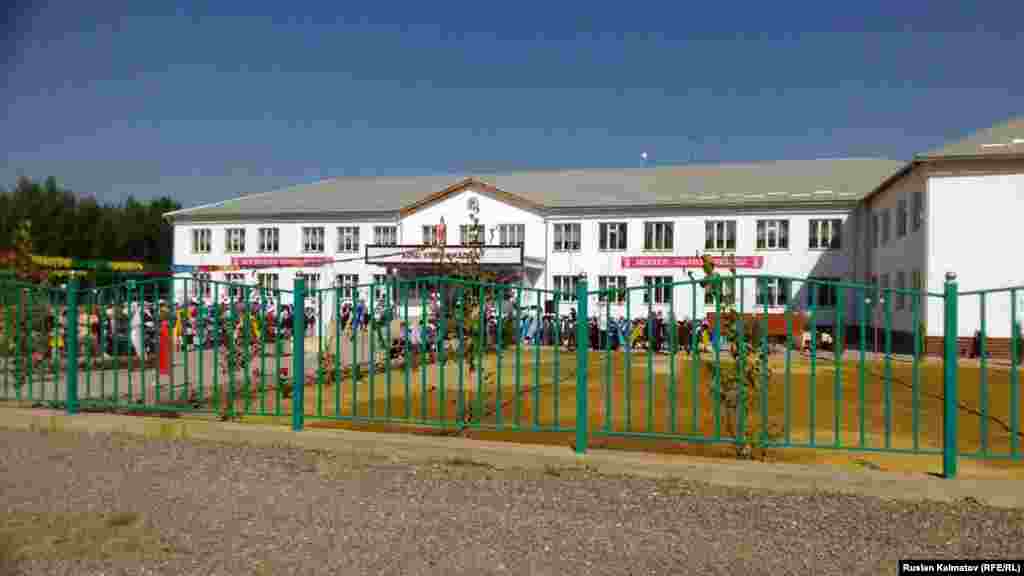 Сузак району. 150 окуучуга ылайыкташкан мектептин курулушуна 38 млн сом республикалык бюджеттен каржыланып, эки жыл мурда башталган.&nbsp;