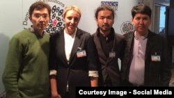 На конференции ОБСЕ в Варшаве. Гражданский активист Галым Агелеуов,  жена Вадима Курамшина Екатерина Курамшина, сын Арона Атабека Аскар Айдархан и гражданский активист Мухтар Умбетов. 2 октября 2014 года. 