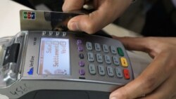 Maryda aýlyklaryny nagtlaşdyryp bilmeýän ilat kartlar bilen töleg kabul edýän dükanlary gözleýär