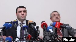 Военный прокурор Армении Геворк Костанян (слева) на пресс-конференции в Ереване, 19 января 2012 г.