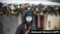 Москвада беткап кийип жүргөн турист. 29-январь, 2020-жыл.  