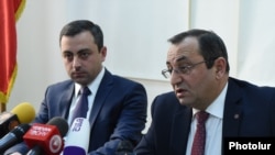 Представитель Верховного органа АРФД Ишхан Сагателян (слева) и координатор профессионального комитета ВАРФД Арцвик Минасян, Ереван, 13 февраля 2019 г.