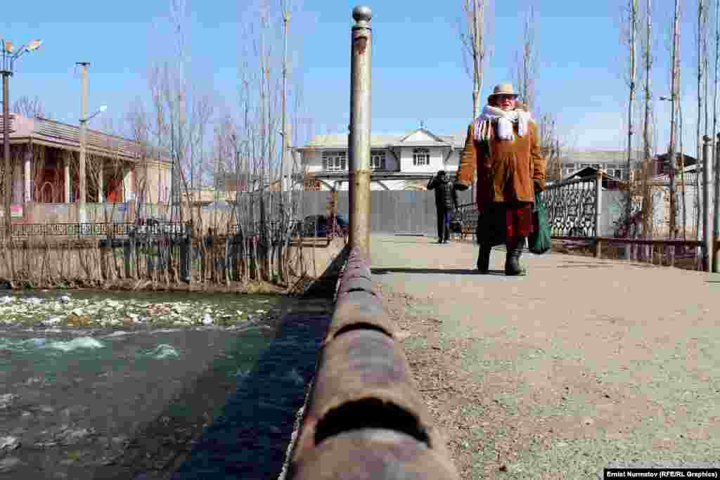 Көпүрөлөрдүн айрым жерлери көчүп, сына баштаганы байкалат.