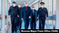 Moskva meri Sergei Sobyanin (mərkəzdə) xəstəxanalara baş çəkir