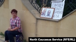 Родные арестованных на акции протеста в Дербенте (архивное фото)