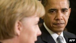 پیشتر اتحادیه اروپای نگرانی شدید خود را از آنچه به «جاسوسی آمریکا از هم‌پیمانان اروپایی» خود مشهور شده، نشان داده بود و از واشینگتن خواسته بود در این مورد توضیح دهد (در تصویر باراک اوباما و آنگلا مرکل)