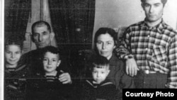 ДимаевгIеран доьзал: йоI Димаева Iайнаъ (аьрру агIорхьара), Димаев Iумар, цунна хьалха лаьттарг - кIант Димаев Iела, хIусамнана Димаева Асет, цуьнан карахь верг - жимаха волу кIант Димаев Iамарбек, ирахь лаьттарг - воккхаха волу кIант Димаев Сайд-Эми