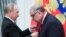 Президент РФ Владимир Путин во время вручения государственной награды Алишеру Усманову в Кремле. Архивное фото.