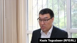 Адвокат Арман Оразбаев, представляющий интересы наследников покойного журналиста Геннадия Бендицкого, на гражданском процессе в Ауэзовском районном суде по их иску к комитету информации министерства информации и коммуникаций.  Алматы, 18 июня 2018 года.