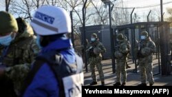 Бойовики, за даними агентства, вимагають звільнення учасника незаконного збройного угруповання «ЛНР», затриманого українськими військовими та СБУ