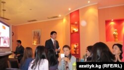 Бакыт Көбөгөнов Франкфурт курултайында. 2010-жылдын 9-октябры. TCh.  