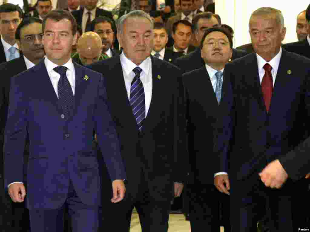 Шанхай ҳамкорлик ташкилотининг Тошкент саммити¸ 2010 йил 11 июн. - 11 июн куни ШҲТ раҳбарлари Ислом Каримов ҳамроҳлигида расмий учрашувга йўл олишди.